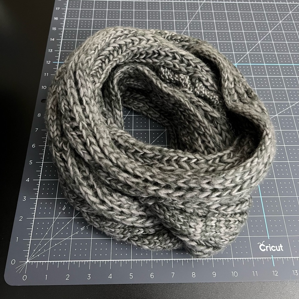 Gray chunky infinity Scarf - Sylvia Alexander